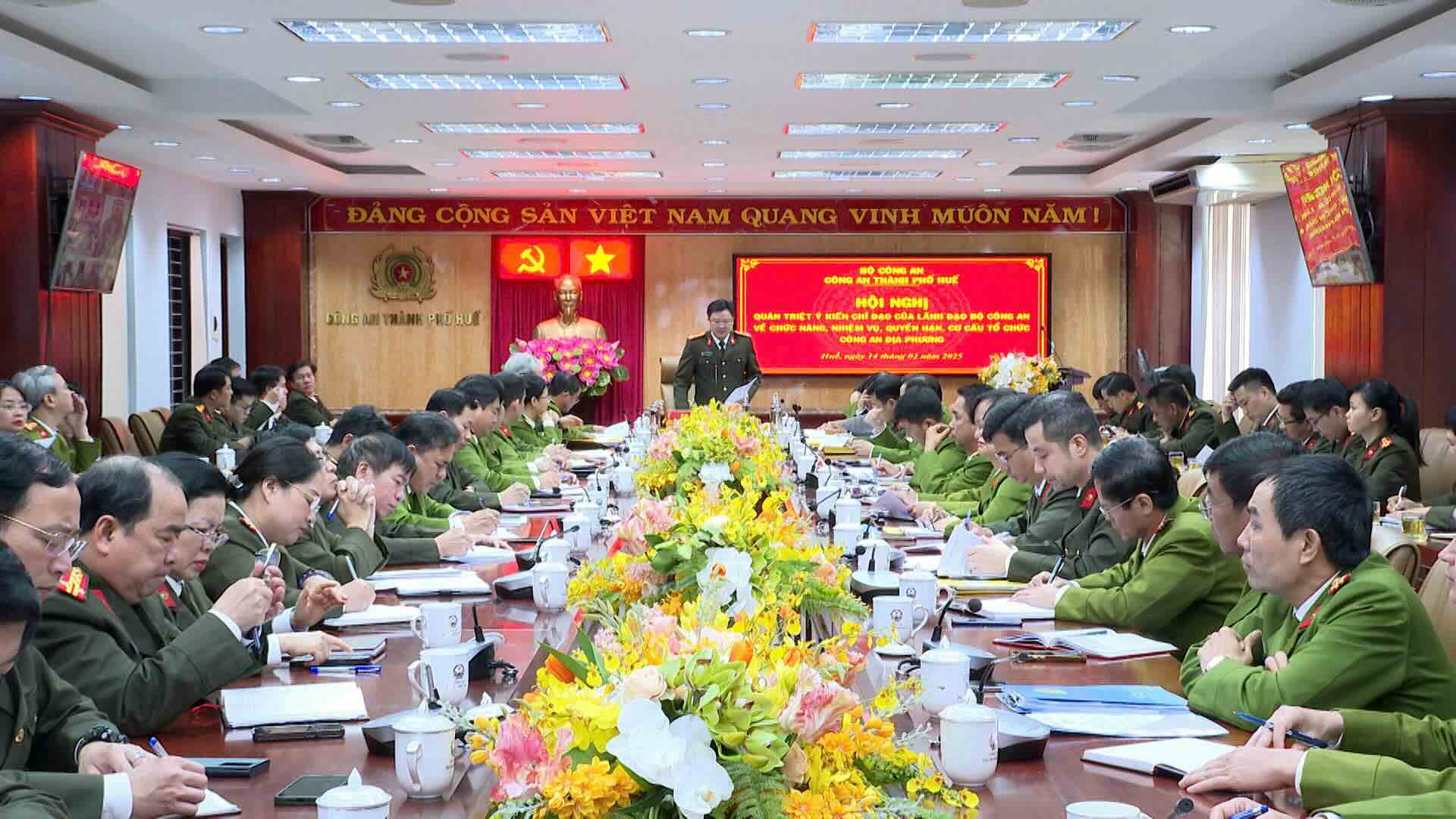 Many commanders at the department and district levels have written voluntary applications for early retirement to serve the Hue City Police in rearranging the apparatus. Photo: Hong Nhung.