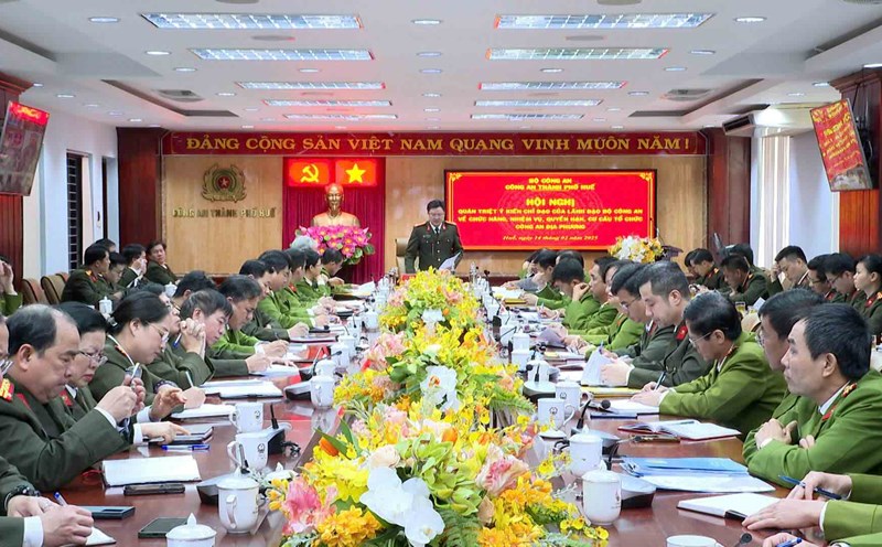 Many commanders at the department and district levels have written voluntary applications for early retirement to serve the Hue City Police in rearranging the apparatus. Photo: Hong Nhung.