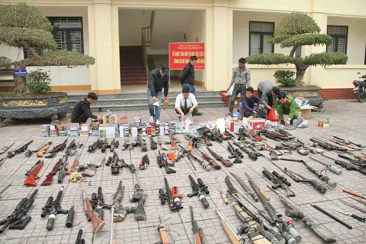 A large number of guns, bullets, and weapons were destroyed by Huong Son District Police. Photo: Ha Tinh Police