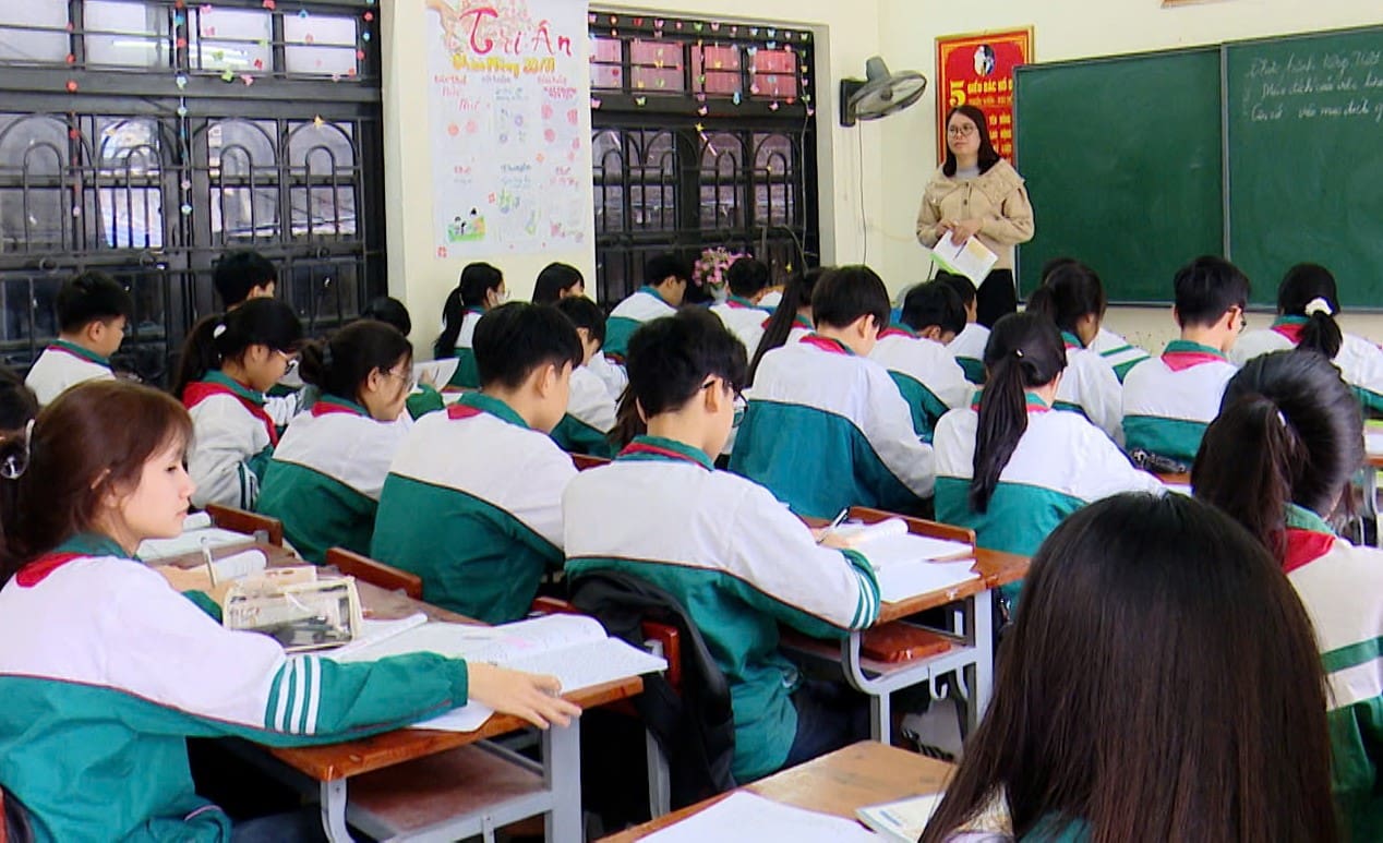 The Department of Education and Training of Ninh Binh province encourages schools to increase teaching hours outside of regular school hours without collecting fees to supplement knowledge for students. Photo: Nguyen Truong