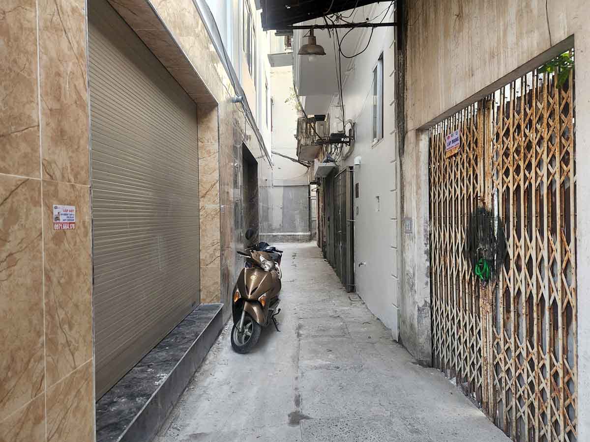 Many homeowners in the alley are offering high prices compared to the market but are willing to reduce the selling price to willing buyers. Photo: Cao Nguyen