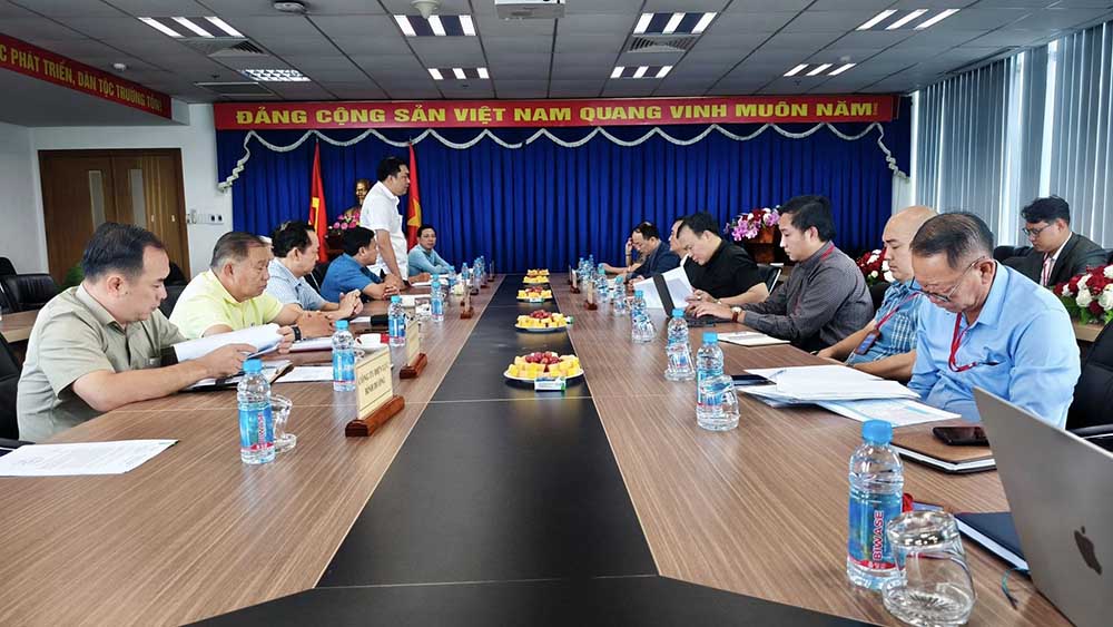 The Vietnam Football Federation (VFF) and departments, branches and sectors of Binh Duong province met to discuss the organization of matches of the Vietnam national team. Photo: Binh Duong Department of Culture, Sports and Tourism