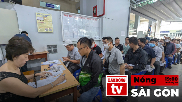 Hot Saigon: People line up to get a new driver's license