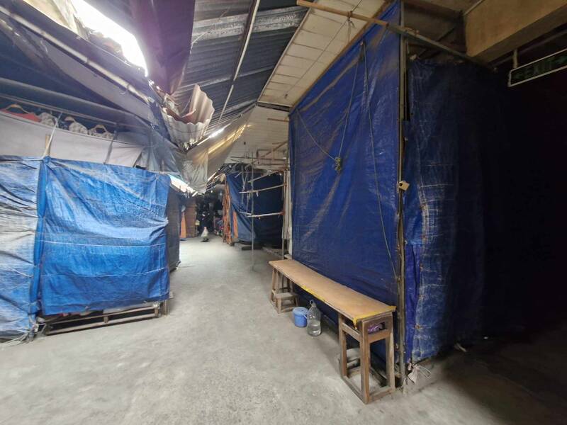 A series of kiosks at Nga Tu So market (Dong Da district, Hanoi) were closed. Photo: Thu Giang