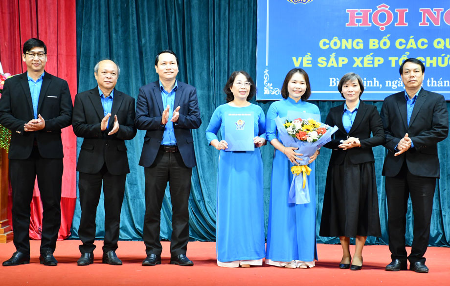 Chairman of Binh Dinh Labor Federation Ha Duy Trung; Permanent Vice President of Binh Dinh Labor Federation Nguyen Thi Bich Thuy (2nd and 6th from left) presented the decision and presented flowers to congratulate the Provincial People's Committee Trade Union. Photo: Xuan Nhan.