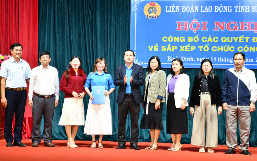 Trao quyet dinh chuyen cac CDCS ve LDLD dia phuong. Anh: Xuan Nhan.