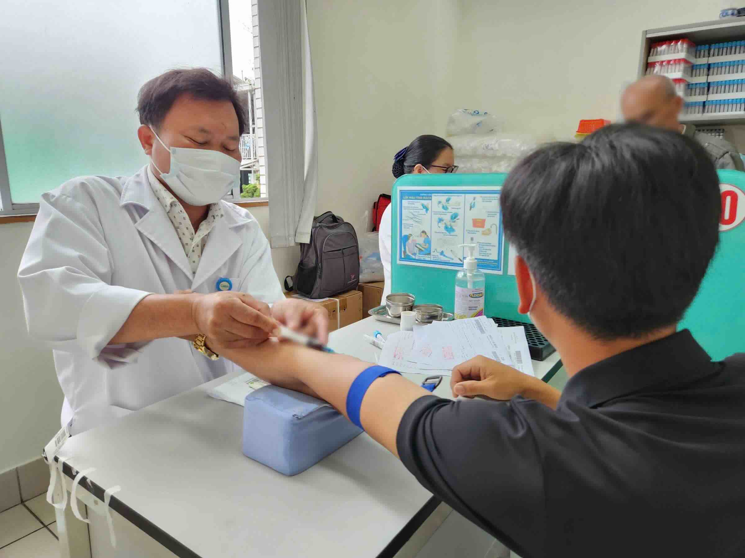 With the current cold and humid weather, the number of people infected with influenza in Hue City is expected to increase, making it more complicated in the coming time. Photo: H. Trang.