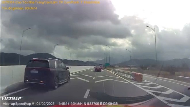 The authorities are handling the case of a Dong Nai sea car reversing on the Nha Trang Cam Lam highway. Photo: Huu Long