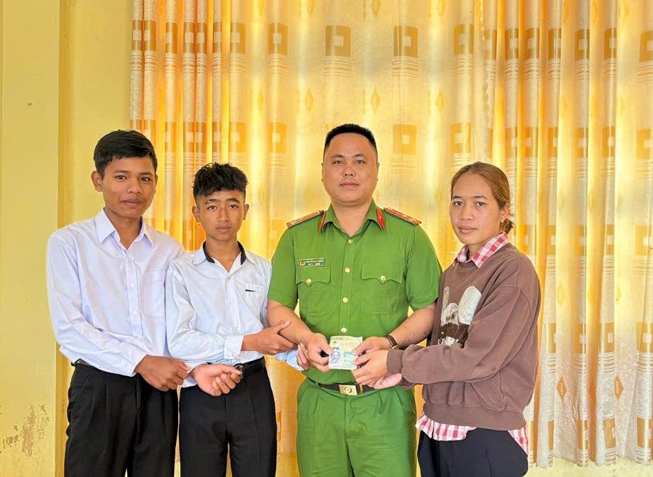 The authorities organized the return of lost items to the owner. Photo: Bao Lam