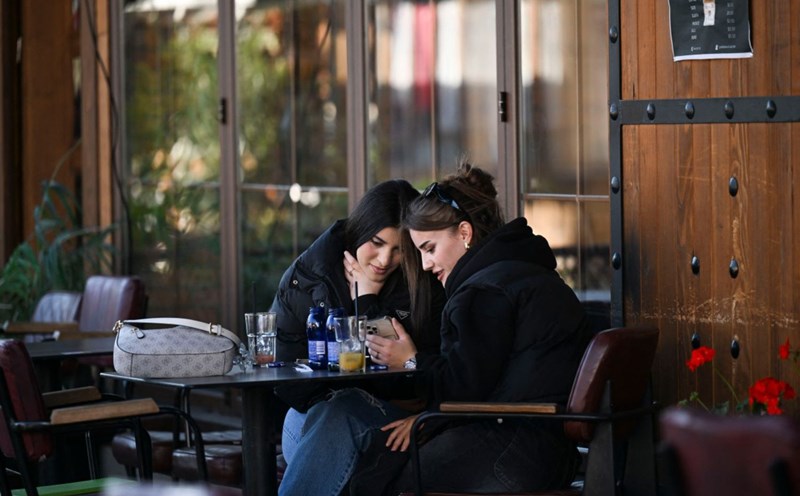 Social networks have changed a lot since they first appeared. Nowadays, large social networks no longer bring the feeling of connection between users as when they first appeared. Photo: AFP