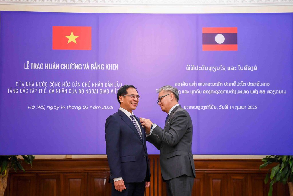 Lao Foreign Minister Thongsavanh Phomvihane presented the Medal to Deputy Prime Minister and Minister of Foreign Affairs Bui Thanh Son. Photo: Ministry of Foreign Affairs