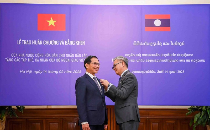Lao Foreign Minister Thongsavanh Phomvihane presented the Medal to Deputy Prime Minister and Minister of Foreign Affairs Bui Thanh Son. Photo: Ministry of Foreign Affairs