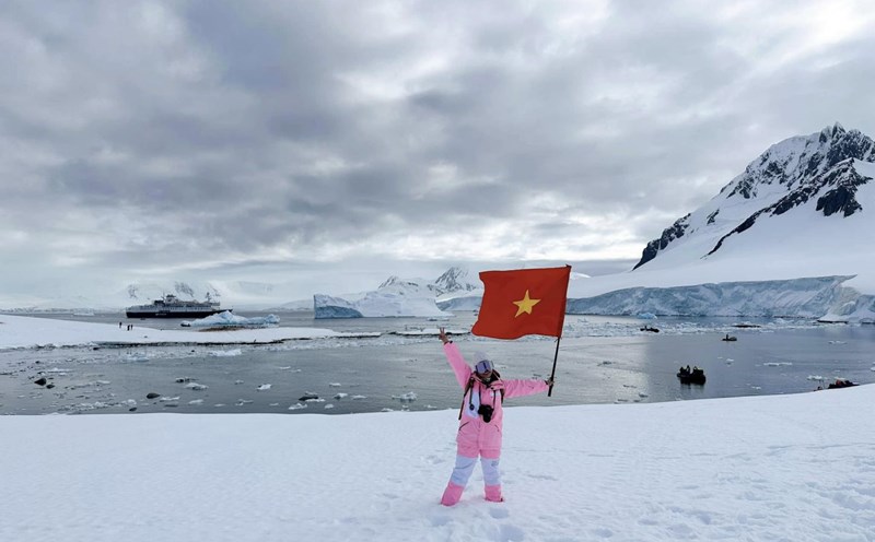 Vietnamese female tourist takes souvenir photos on a small island in the South. Photo: Nguyen Phuong Mai