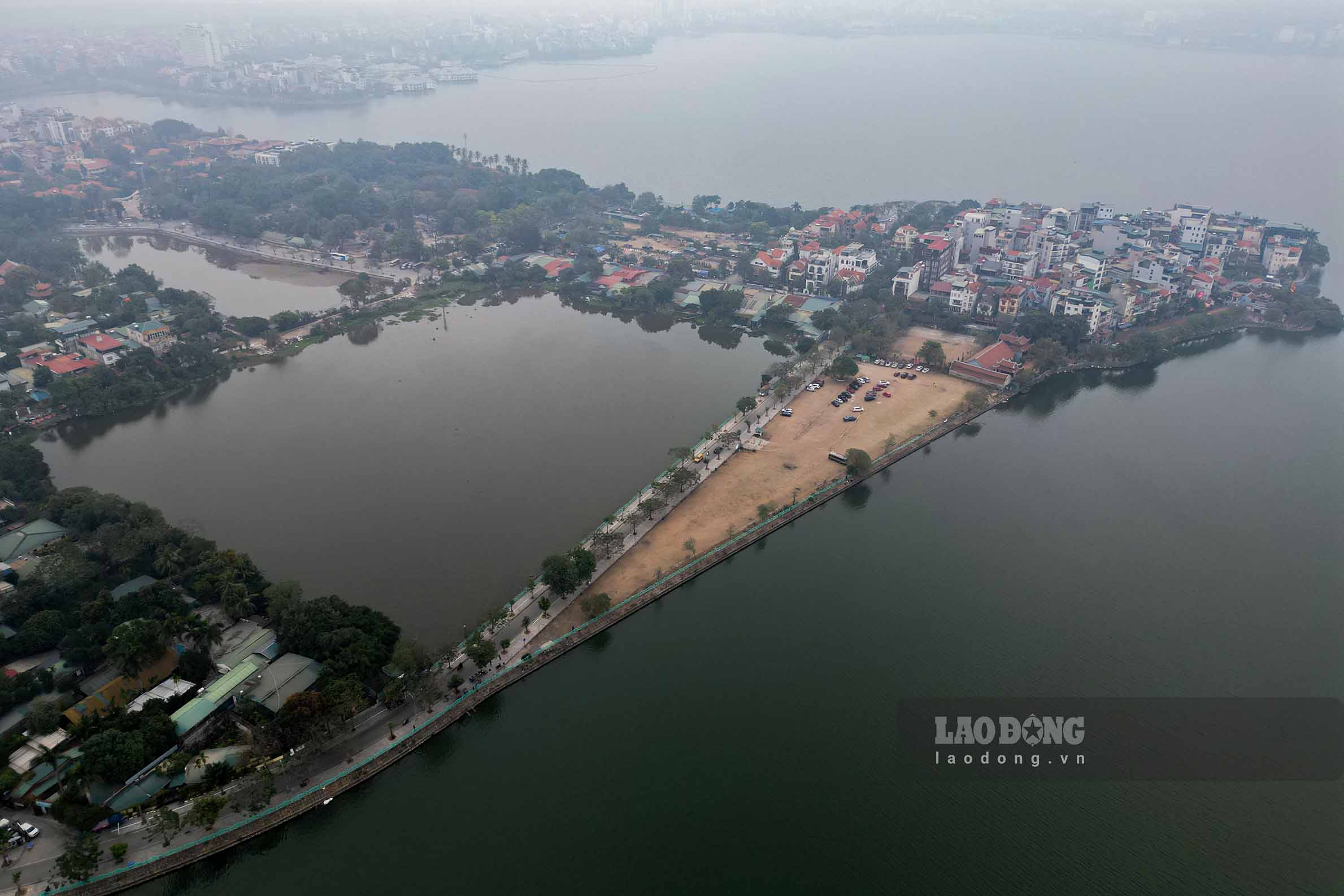 Phía Đông và Đông Nam khu đất giáp đường Đặng Thai Mai, phía Tây giáp Hồ Tây, Tây Bắc giáp khu dân cư hiện hữu và phía Bắc giáp đường quy hoạch nối Đặng Thai Mai với Quảng Bá.