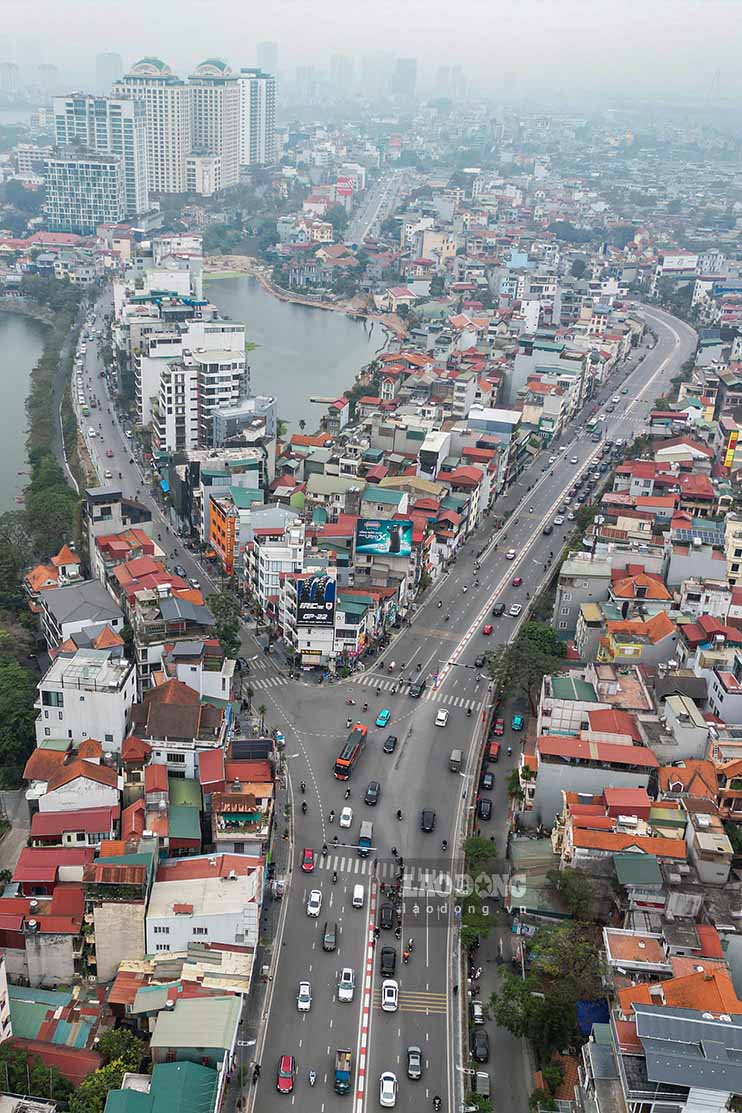 Theo quy hoach, du an nha hat Ngoc Trai duoc ket noi boi duong Au Co va duong Xuan Dieu. Den nay,hai con duong nay da duoc nang cap, mo rong.