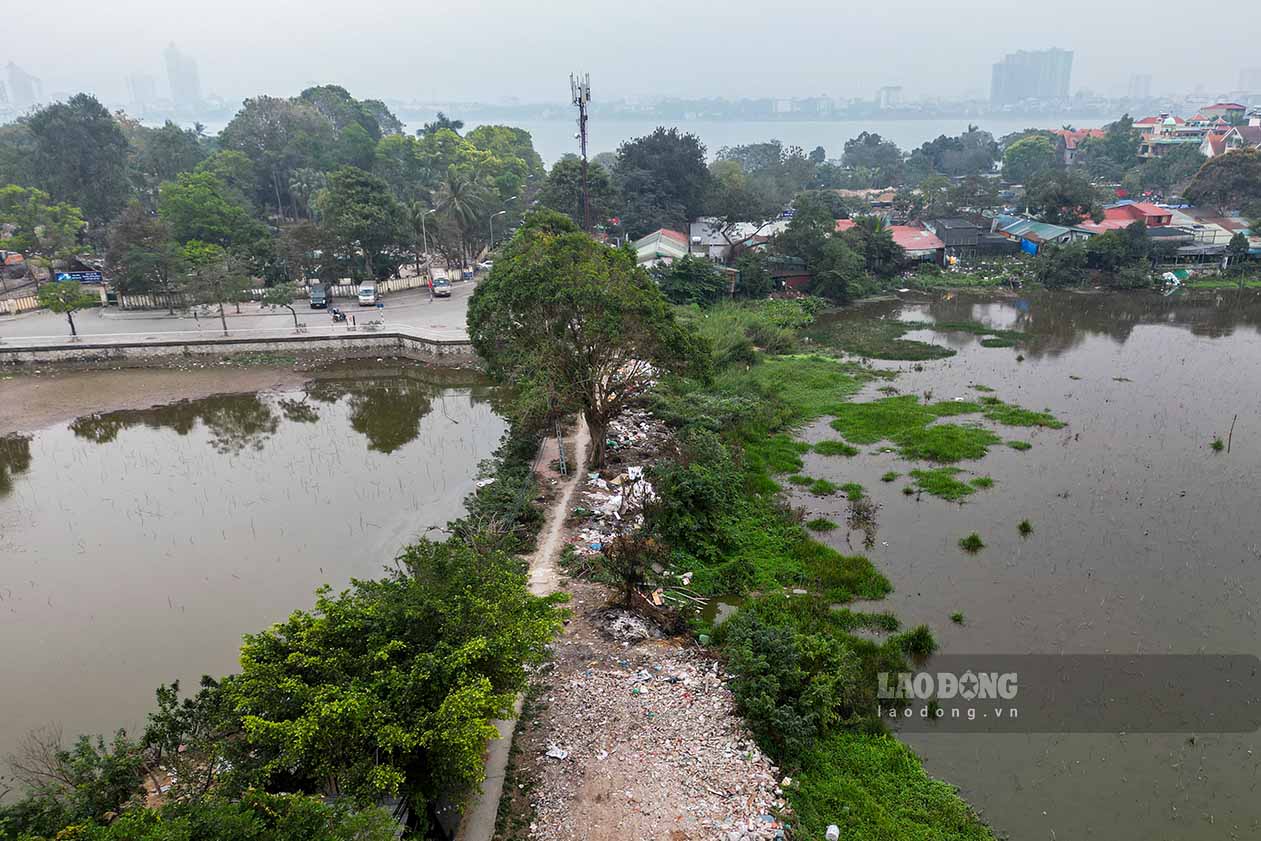 Quanh khu vực hồ Đầm Trị tồn tại các bãi gạch đá, trạc thải xây dựng và rác thải tập kết.