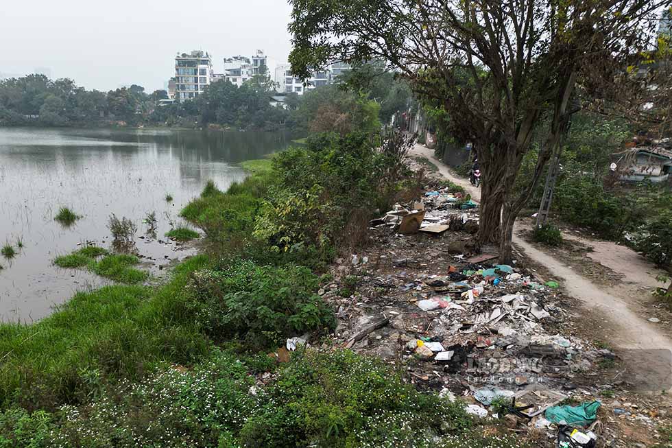 Anh Trần Minh Tuấn (trú tại xóm Chùa, phường Quảng An) cho biết, các bãi tập kết phế thải xây dựng này đã tồn tại từ lâu, nhiều lần người dân phản ánh về tình trạng ô nhiễm quanh khu vực này nhưng hiện tượng đổ trộm rác vào ban đêm vẫn diễn ra. Anh Tuấn kỳ vọng dự án sớm triển khai để giúp khu vực này được thay đổi diện mạo khang trang hơn.