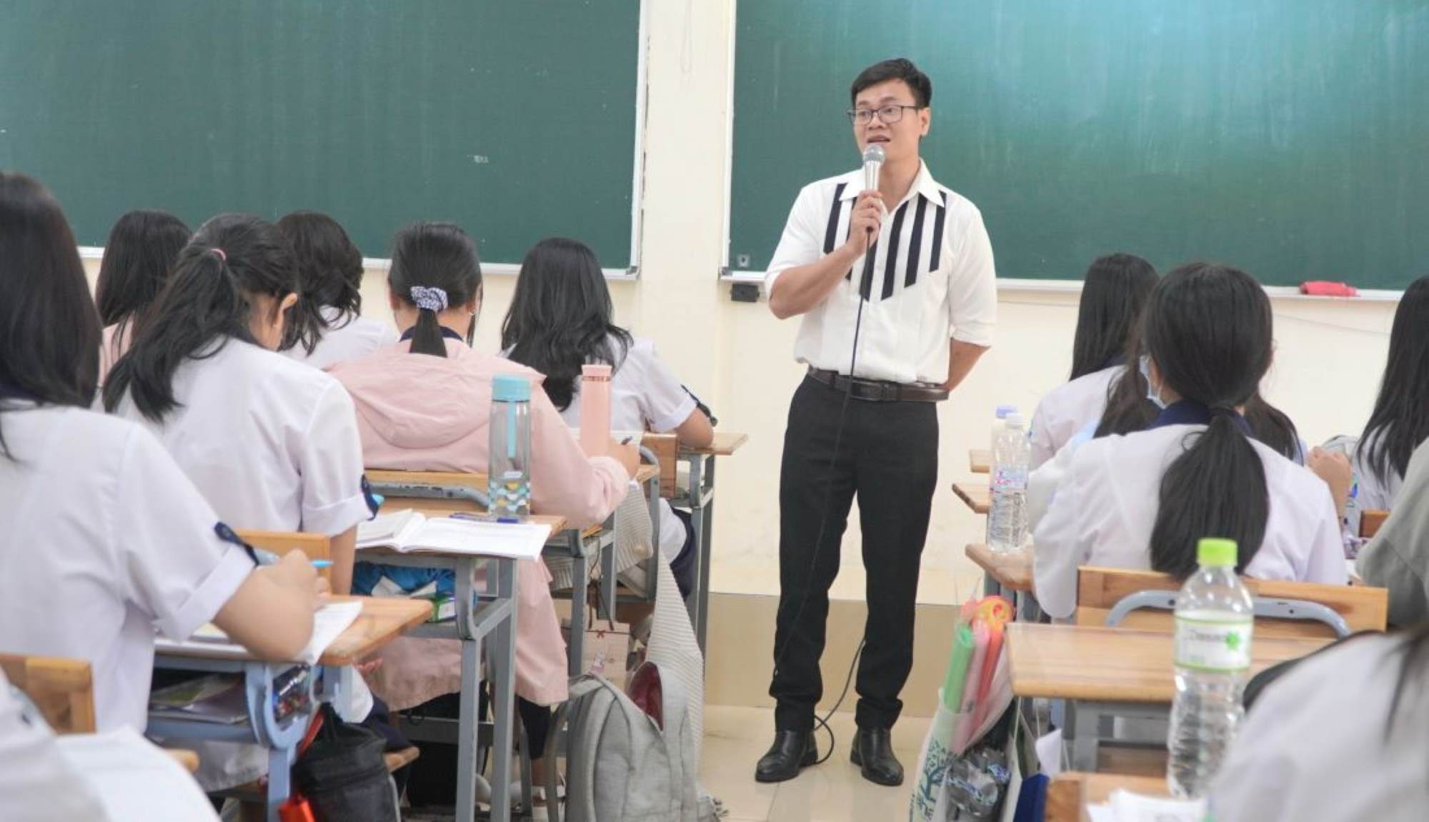 Circular 29 of the Ministry of Education and Training allows schools to organize review lessons for senior students, but is not allowed to collect money from students. Photo: Chan Phuc
