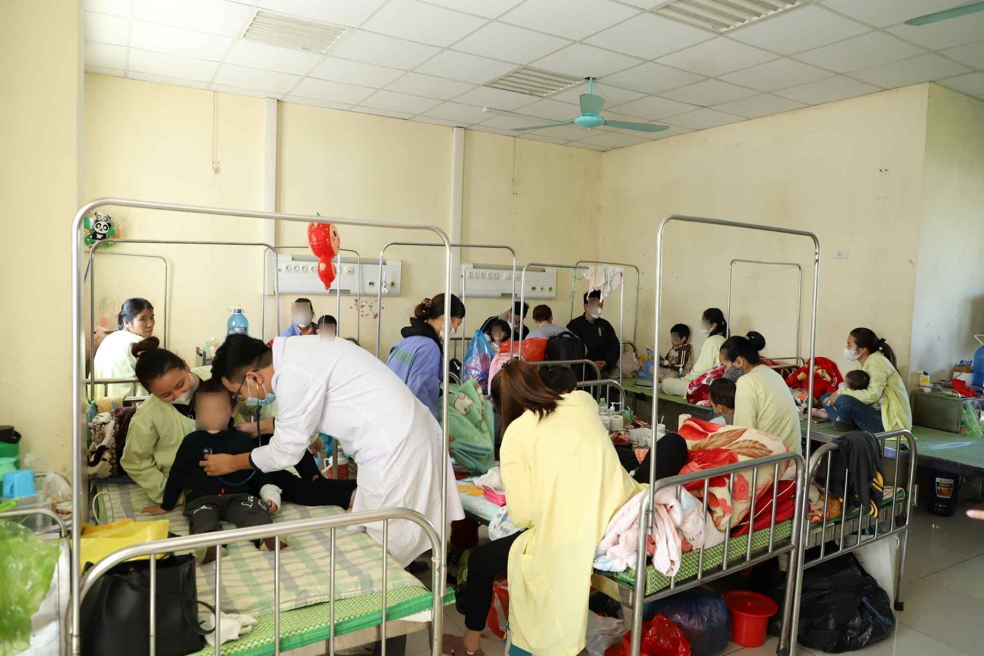 The cold weather has caused many young children to suffer from flu-related illnesses such as influenza A, acute diarrhea caused by Rota virus and respiratory diseases. Photo: Mai Huong