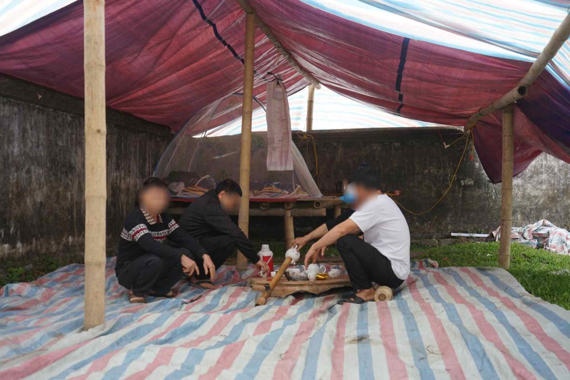 Up to now, people are still gathering at the camp to keep the stadium. Photo: Quach Du