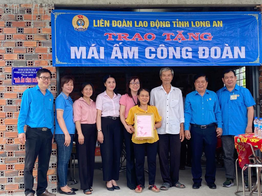 Chairman of the Long An Provincial Federation of Labor Nguyen Van Qui presented "Union Shelter" to union members and workers with difficult housing circumstances. Photo: Nguyen Trinh