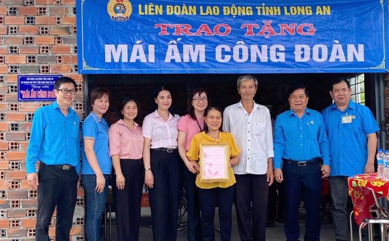 Chairman of the Long An Provincial Federation of Labor Nguyen Van Qui presented "Union Shelter" to union members and workers with difficult housing circumstances. Photo: Nguyen Trinh