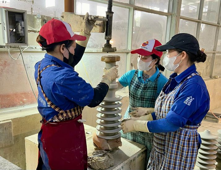 Ms. Do Thi Anh Hong (standing in the middle) is considered a person with a spirit of cooperation and helping colleagues to complete their work well. Photo: Thanh Xuan