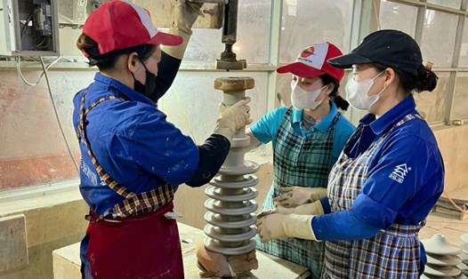 Chị Đỗ Thị Ánh Hồng (đứng giữa) được đánh giá là người có tinh thần hợp tác, giúp đỡ đồng nghiệp để hoàn thành tốt công việc. Ảnh: Thanh Xuân