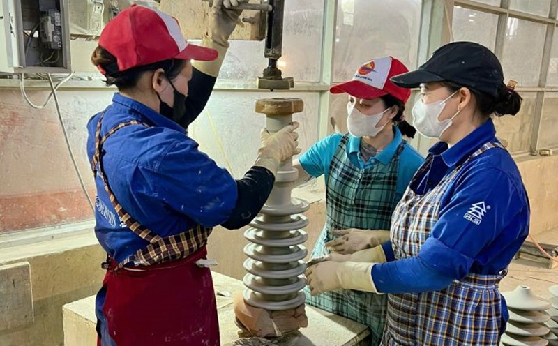 Ms. Do Thi Anh Hong (standing in the middle) is considered a person with a spirit of cooperation and helping colleagues to complete their work well. Photo: Thanh Xuan