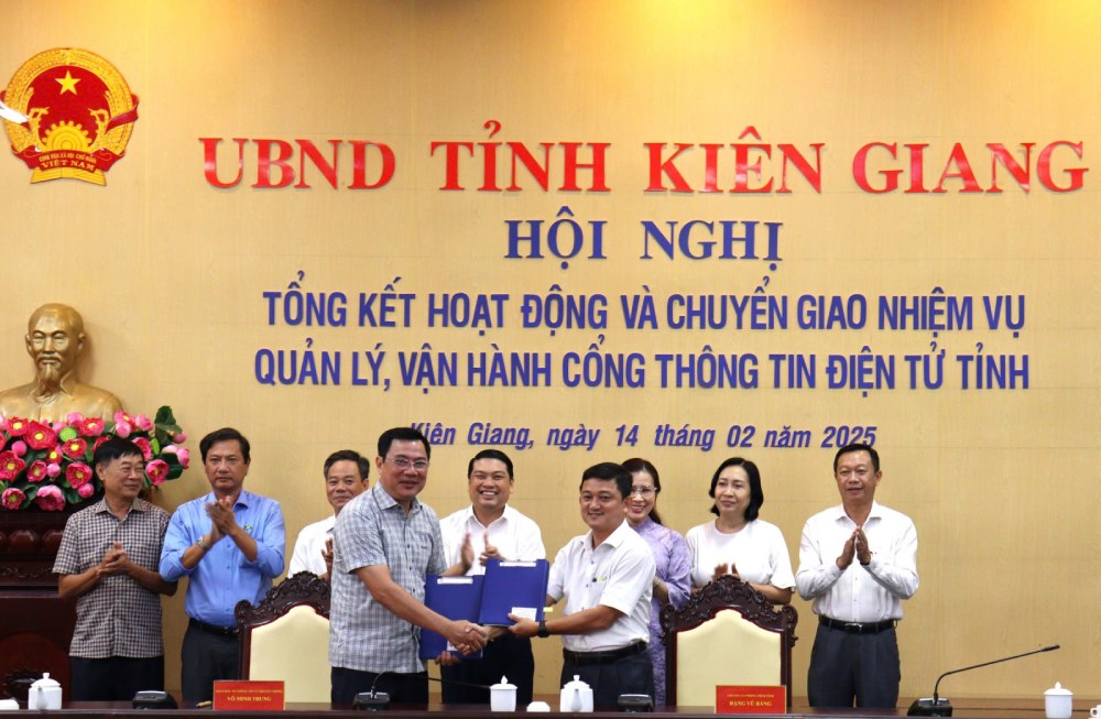 Signing the handover of the management task of the Kien Giang Provincial Electronic Information Portal. Photo: Ngoc Mai