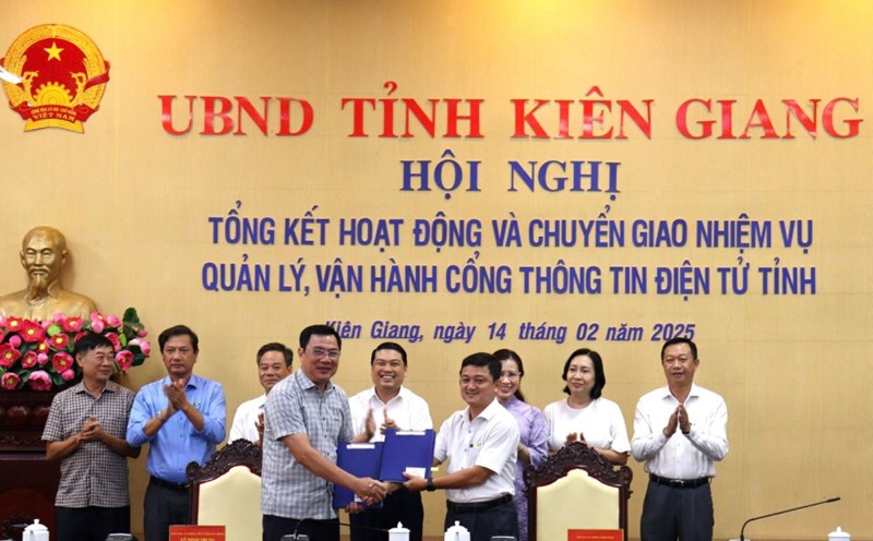 Signing the handover of the management task of the Kien Giang Provincial Electronic Information Portal. Photo: Ngoc Mai