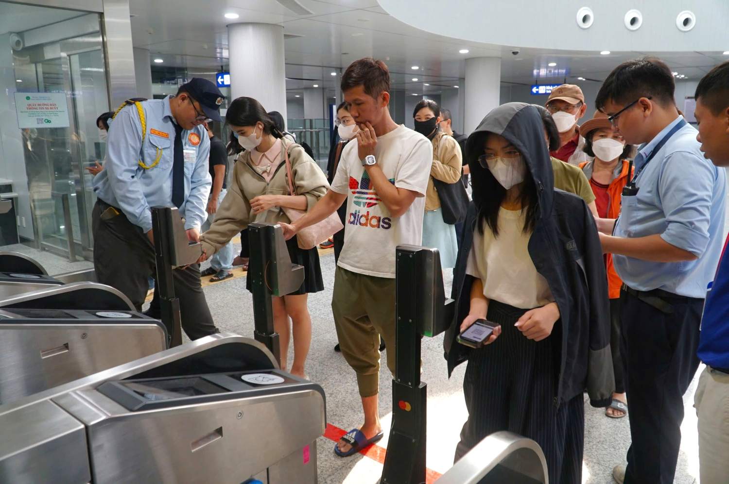 Ho Chi Minh City residents use electronic tickets through the automatic ticket gate of Metro Line 1. Photo: Minh Quan