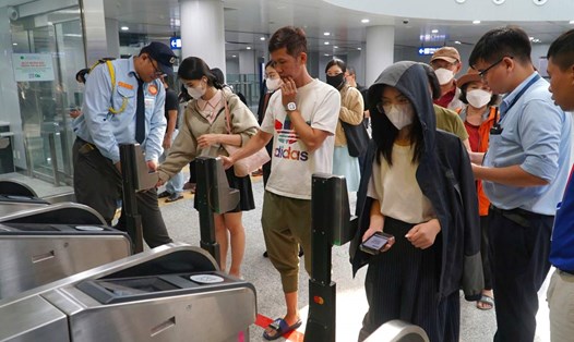 Người dân TPHCM dùng vé điện tử qua cổng soát vé tự động tuyến Metro số 1.  Ảnh: Minh Quân