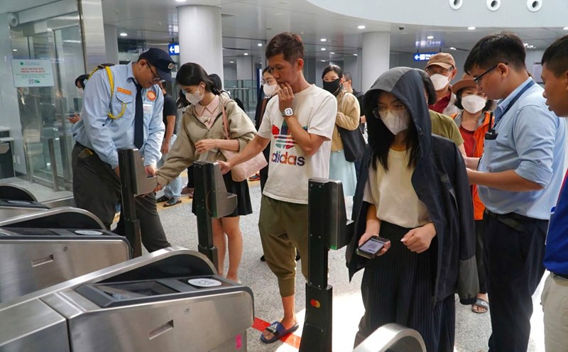 Ho Chi Minh City residents use electronic tickets through the automatic ticket gate of Metro Line 1. Photo: Minh Quan