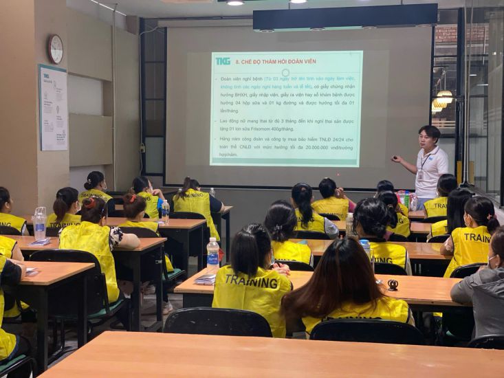 Mr. Nguyen Dinh Tu in a skills training session for workers. Photo: Character provided