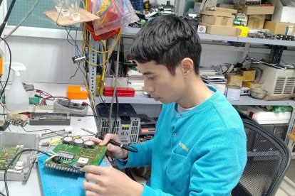 Mr. Do Van Tien always explores to propose solutions and initiatives for the factory. Photo: Character provided