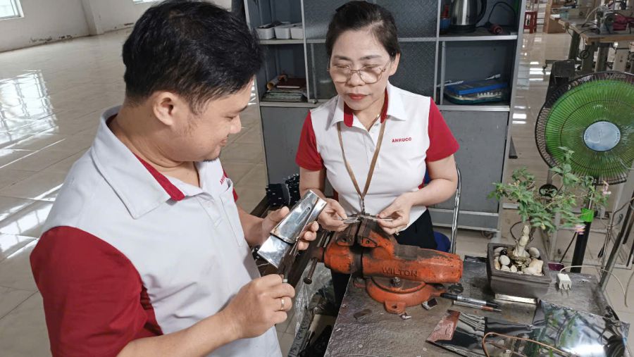 Ms. Tran Thi Thanh Chung - Sewing line captain, An Thinh Garment Enterprise (under An Hung Joint Stock Company, Phu Yen province) guides new sewing technical workers. Photo: Phuong Thao
