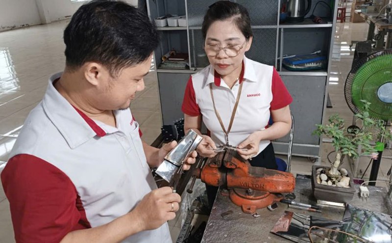 Ms. Tran Thi Thanh Chung - Sewing line captain, An Thinh Garment Enterprise (under An Hung Joint Stock Company, Phu Yen province) guides new sewing technical workers. Photo: Phuong Thao