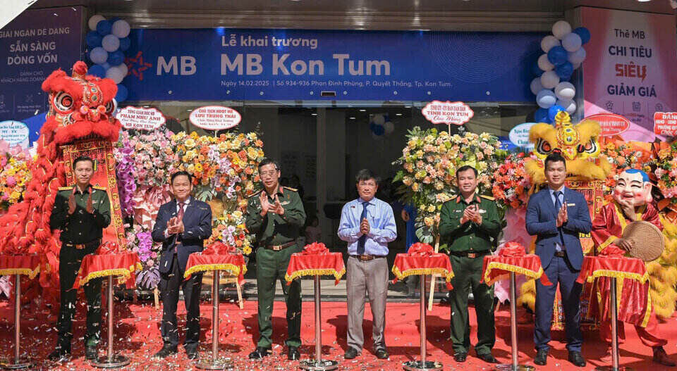 Delegates cut the ribbon to inaugurate MB Kon Tum.
