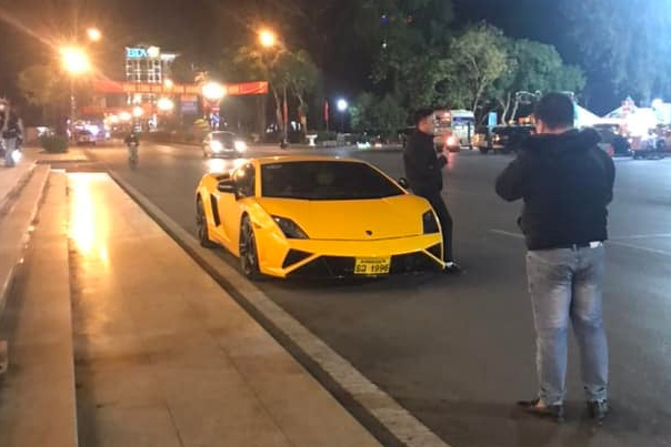 A Lamborghini supercar with a yellow license plate attracts attention in Hanoi. Photo: Nam Hai Tran