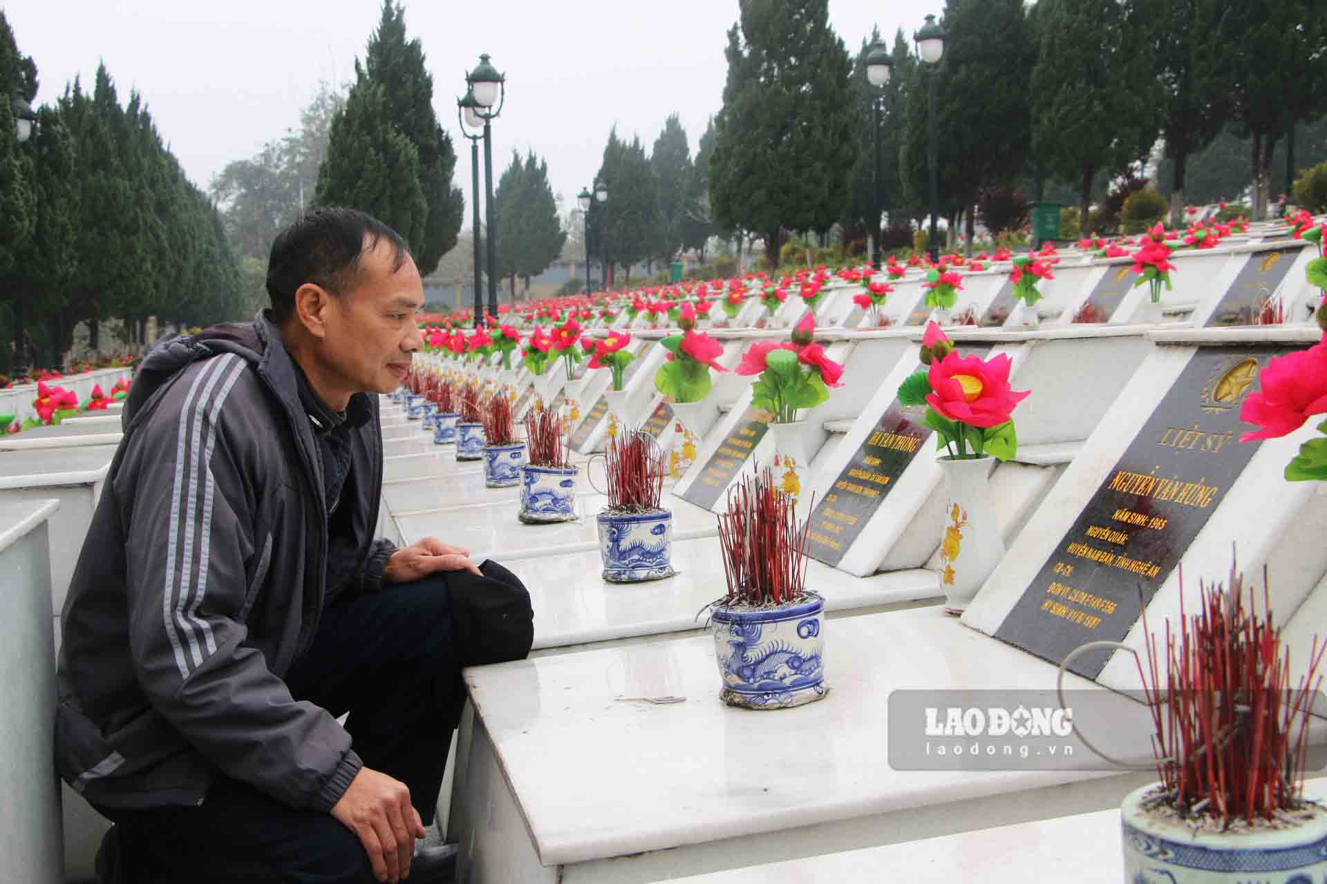 Coming to Vi Xuyen Cemetery in February, it is not difficult to see the image of veterans sitting in a chair next to the graves of their comrades. Photo: Lam Thanh