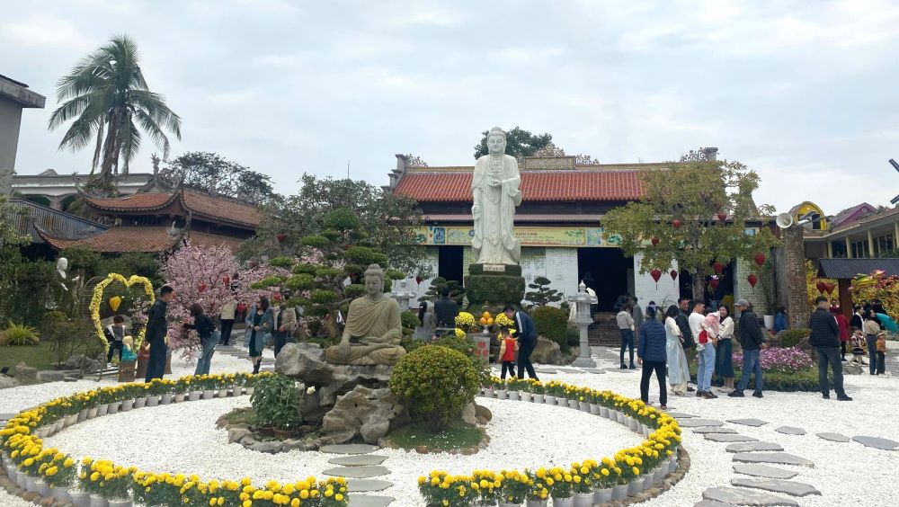 Moi dip le, Tet, chua la diem den tam linh hap dan cua nguoi dan dia phuong cung nhu du khach thap phuong. 