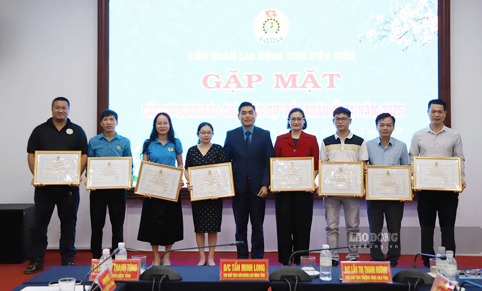 Reporter Van Thanh Chuong - from the Lao Dong Newspaper Representative Office in the Northwest (2nd from right) was awarded a Certificate of Merit by the Dien Bien Provincial Federation of Labor. Photo: Quang Dat.