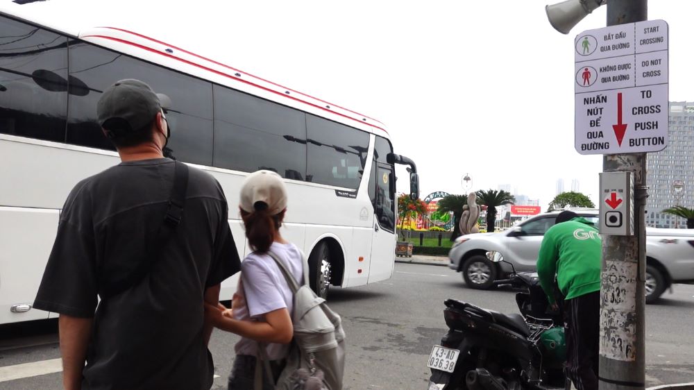 signal lights for pedestrians Da Nang is convenient for tourists. Photo: Tran Thi