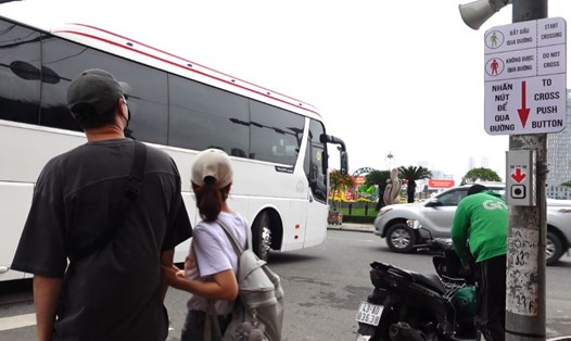 Đèn tín hiệu cho người đi bộ Đà Nẵng thuận tiện cho du khách. Ảnh: Trần Thi