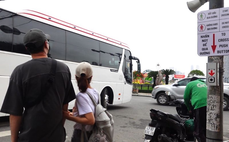 signal lights for pedestrians Da Nang is convenient for tourists. Photo: Tran Thi