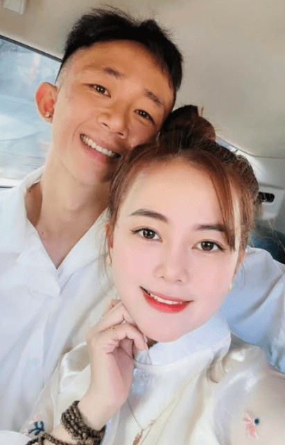 Tien ve Chau Ngoc Quang bay to su hai huoc: “14.2 chuc vo yeu luon vui ve hanh phuc mai xinh dep. Qua cap chi la phu du con nhung loi chuc moi la chan ai me Jont nhi“. Chau Ngoc Quang cung ba xa Nguyen Tran Bao Uyen da ve chung mot nha hoi thang 4.2022 va dang co cuoc song hon nhan ngot ngao. Anh: FBNV  