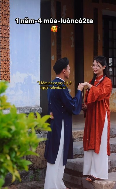 Trung ve Que Ngoc Hai dang khoanh khac tinh tu voi ba xa Thuy Phuong kem dong trang thai ngot ngao: “1 nam, 4 mua, luon co hai ta“. Day la bo hinh chup voi trang phuc ao dai truyen thong duoc cap doi chup vao dip Tet vua qua. Anh cat tu video