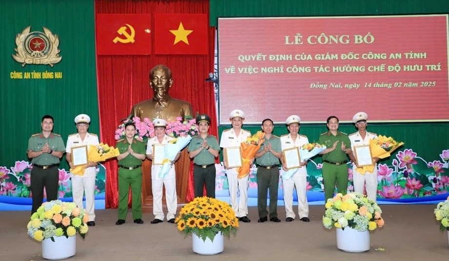 The Board of Directors of Dong Nai Provincial Police congratulated the comrades who received the decision to retire, pending retirement benefits. Photo: Dong Nai Police