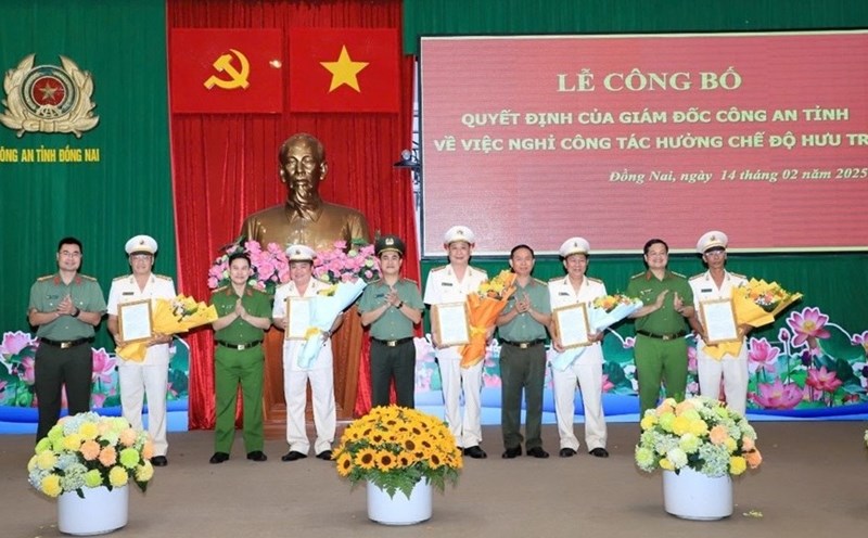 The Board of Directors of Dong Nai Provincial Police congratulated the comrades who received the decision to retire, pending retirement benefits. Photo: Dong Nai Police